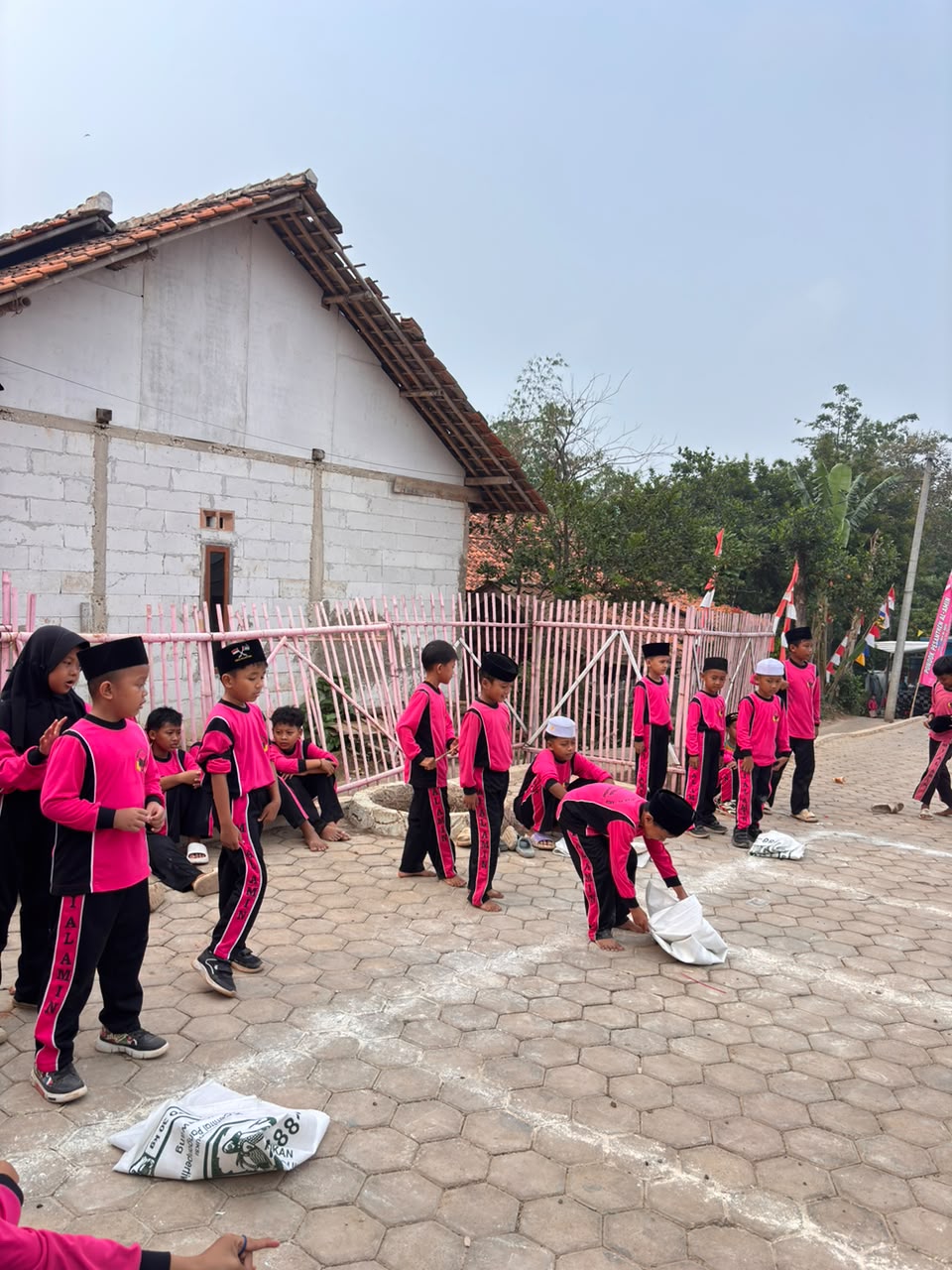 Dokumentasi Seru, Kompak, dan Penuh Tawa! Semarak Lomba Agustusan Al-Amin Libatkan Santri hingga Orang Tua